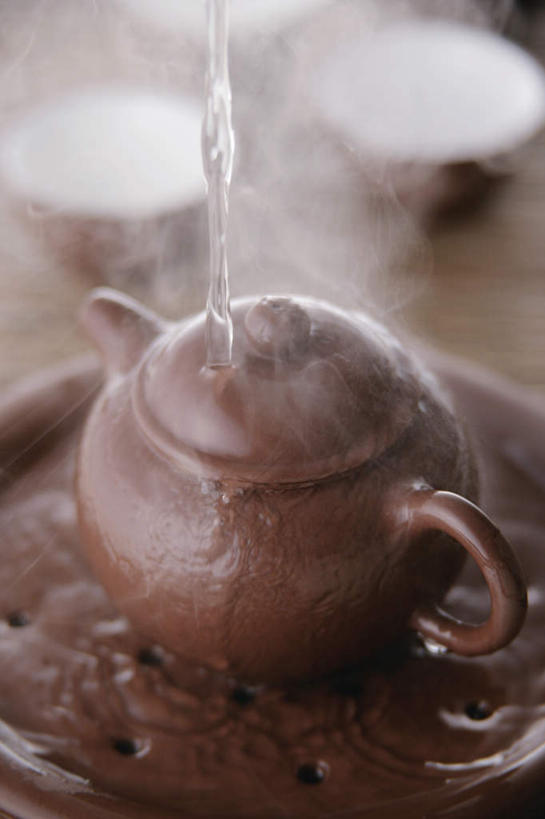 无人,竖图,俯视,室内,特写,白天,幸福,水,雾,茶,桌子,杯子,洗,沸腾,蒸汽,瓷器,碟子,液体,热气,水滴,茶道,茶叶,陶瓷制品,水蒸气,文化,娱乐,饮食,水壶,桌布,饮料,一个,黑色,盘子,茶壶,享受,休闲,温馨,放松,乐趣,冲,浇,单个,茶艺,提神,舒适,瓷杯,醒脑,蒸发,茶杯,台面,彩图,高角度拍摄,传统文化