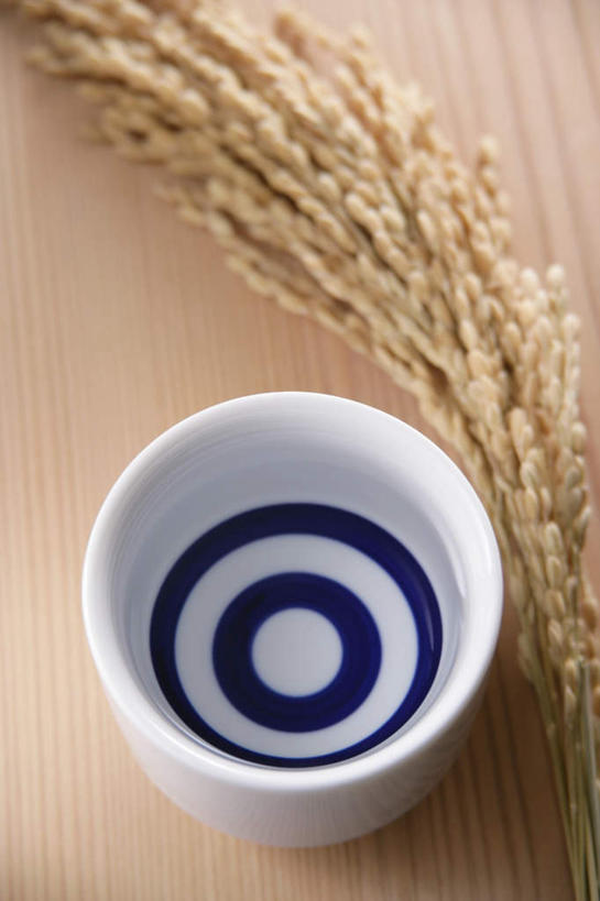 清酒,无人,竖图,俯视,室内,特写,白天,水,桌子,杯子,倒,透明,瓷器,纹理,液体,水滴,稻草,麦穗,陶瓷制品,烧酒,饮食,酒,酒瓶,饮料,一个,白色,酒杯,水杯,单个,瓷杯,桔梗,台面,彩图,高角度拍摄