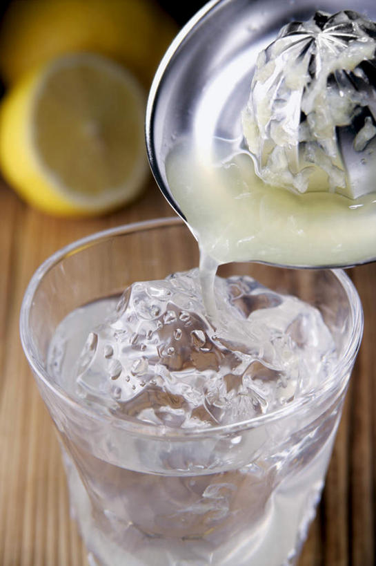 清酒,无人,竖图,俯视,室内,特写,白天,水,桌子,柠檬,杯子,叶子,倒,朦胧,模糊,透明,瓷器,纹理,液体,冰,水滴,冰块,绿叶,陶瓷制品,烧酒,柠檬汁,冷冻,饮食,玻璃制品,酒,酒瓶,饮料,一个,酒杯,水杯,嫩叶,寒冷,浇,冷藏,单个,冰冷,瓷杯,保鲜,叶,叶片,玻璃杯,益母果,柠果,台面,彩图,高角度拍摄