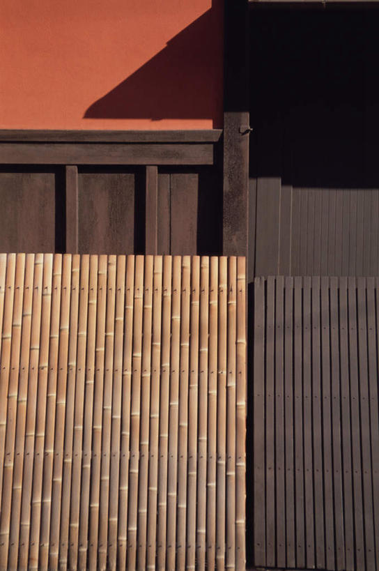 无人,寺庙,竖图,室外,白天,正面,家具,建筑,京都,日本,亚洲,阴影,节日,装饰,光线,影子,竹排,房屋,墙,屋子,篱笆,文化,建设,楼房,墙壁,墙面,外墙,阳光,庙宇,祈祷,健康,许愿,宗教,佛教,信仰,京都府,纪念,祈求,明亮,舒适,宽敞,东亚,本州,本州岛,日本国,近畿地方,近畿,释教,祗园,平安,彩图,房子,庙,寺