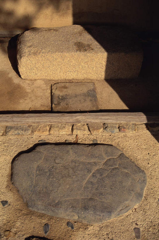 无人,竖图,室外,白天,正面,旅游,度假,石头,名胜古迹,标志建筑,地标,建筑,京都,日本,亚洲,遗迹,石子,圆,石墩,建筑群,古迹,文物,娱乐,建设,古建筑,享受,休闲,旅游胜地,放松,京都府,古文明,东亚,本州,本州岛,日本国,近畿地方,近畿,石块,岩石,彩图,标志性建筑