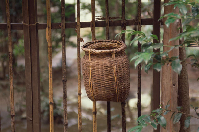 无人,栏杆,横图,室外,白天,正面,旅游,度假,名胜古迹,植物,标志建筑,地标,建筑,叶子,京都,日本,亚洲,遗迹,栅栏,竹篓,篱笆,围栏,绿叶,古迹,文物,娱乐,建设,古建筑,护栏,树,树木,绿色,自然,享受,休闲,嫩叶,旅游胜地,放松,京都府,生长,成长,竹制品,古文明,东亚,篓子,本州,本州岛,日本国,近畿地方,大德寺,近畿,叶,叶片,彩图