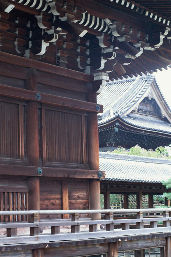 无人,寺庙,栏杆,竖图,室外,白天,正面,旅游,度假,名胜古迹,标志建筑,地标,建筑,京都,日本,亚洲,节日,遗迹,栅栏,房屋,墙,屋子,篱笆,围栏,围墙,走廊,过道,古迹,文化,文物,娱乐,建设,古建筑,护栏,楼房,墙壁,墙面,庙宇,祈祷,享受,休闲,健康,旅游胜地,放松,许愿,宗教,雕花,佛教,信仰,京都府,纪念,石栏,祈求,古文明,东亚,本州,本州岛,日本国,近畿地方,近畿,释教,知恩院,平安,彩图,房子,庙,寺