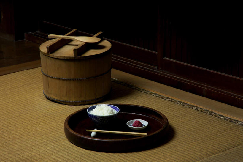 无人,横图,俯视,室外,特写,白天,农作物,筷子,门,餐具,许多,阴影,光线,碟子,饭桶,盘,席子,影子,勺子,陶瓷,白米,饭勺,陶瓷制品,米,榻榻米,竹扁,酸梅,大米,一个,阳光,盘子,容器,调羹,碟,门框,汤匙,碗,藤编,收获,竹编,单个,储藏,储存,获得,彩图,高角度拍摄,贮存