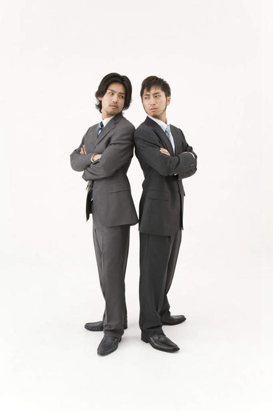 东方人,两个人,同事,商务人士,商务男性,站,双手交叉,竖图,室内,白天,白色背景,侧面,衬衫,成功,合作,团队,集体,信心,竞争,亚洲,对抗,套装,沮丧,冲突,注视,黄种人,队伍,观察,看,站着,背对背,摄影,影棚,观看,失望,距离,察看,领导,双手抱胸,伤心,成就,对立,关注,矛盾,反向,商务装,合伙,领袖,工薪阶层,背道而驰,相反,相左,隔阂,敌对,挫败,斗争,抗拒,抗衡,男人,男性,年轻男性,亚洲人,白领,上班族,站立,彩图,全身,影棚拍摄,衬衣,拍摄
