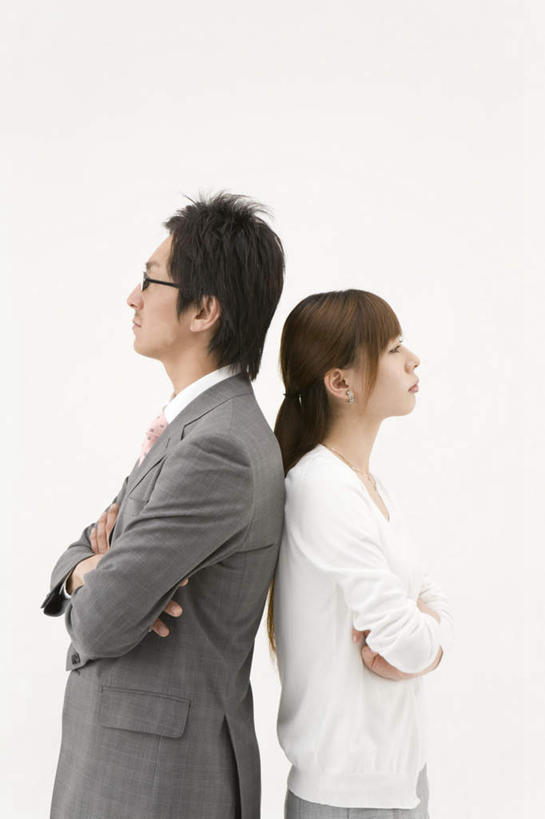 东方人,两个人,同事,商务人士,商务男性,商务女性,站,双手交叉,竖图,室内,白天,白色背景,侧面,衬衫,成功,合作,团队,集体,信心,竞争,亚洲,对抗,套装,沮丧,冲突,注视,黄种人,队伍,观察,看,站着,背对背,摄影,影棚,观看,失望,距离,察看,领导,双手抱胸,伤心,成就,对立,关注,矛盾,反向,商务装,合伙,领袖,工薪阶层,背道而驰,相反,相左,隔阂,敌对,挫败,斗争,抗拒,抗衡,男人,男性,年轻男性,年轻女性,女人,女性,亚洲人,白领,上班族,站立,半身,彩图,影棚拍摄,衬衣,拍摄