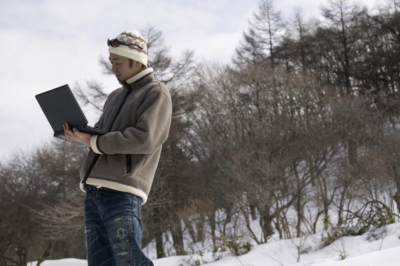 东方人,一个人,站,横图,室外,白天,侧面,电脑,笔记本电脑,森林,树林,雪,植物,大雪,帽子,亚洲,仅一个男性,仅一个人,服装,网络,积雪,雪景,冬季,冬天,注视,休闲装,黄种人,通讯设备,树,树木,仅一个年轻男性,衣服,蓝色,绿色,蓝天,天空,自然,天,观察,看,站着,休闲,休闲服,寒冷,服饰,生长,成长,观看,察看,冰冷,无线,操作,关注,滑雪帽,通信设备,无线网络,无线上网,便携式电脑,严寒,冰凉,酷寒,凛冽,凛凛,极冷,手提电脑,男人,男性,年轻男性,亚洲人,站立,半身,彩图