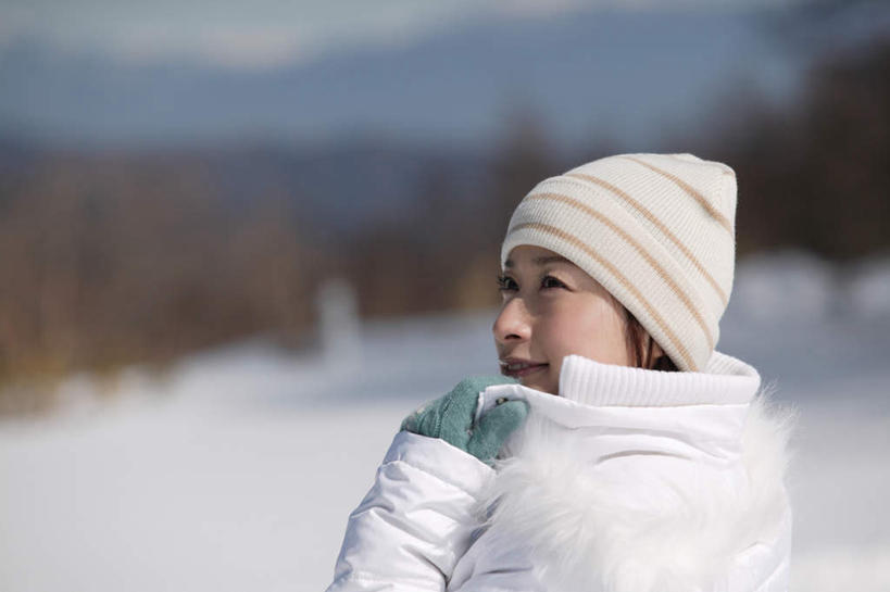 东方人,一个人,站,举,笑,微笑,横图,室外,特写,白天,正面,森林,树林,雪,植物,大雪,帽子,亚洲,仅一个年轻女性,仅一个女性,仅一个人,服装,朦胧,模糊,积雪,雪景,冬季,冬天,注视,休闲装,黄种人,树,树木,衣服,蓝色,绿色,蓝天,天空,自然,手套,天,观察,看,站着,休闲,休闲服,抓,寒冷,服饰,生长,成长,观看,察看,冰冷,关注,滑雪帽,严寒,冰凉,酷寒,凛冽,凛凛,极冷,年轻女性,女人,女性,亚洲人,站立,半身,彩图