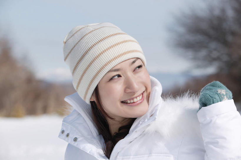 东方人,一个人,站,笑,微笑,露齿笑,横图,室外,特写,白天,正面,森林,树林,雪,植物,大雪,帽子,亚洲,仅一个年轻女性,仅一个女性,仅一个人,服装,朦胧,模糊,积雪,雪景,冬季,冬天,注视,休闲装,黄种人,树,树木,衣服,蓝色,绿色,蓝天,天空,自然,手套,天,观察,看,站着,休闲,休闲服,寒冷,服饰,生长,成长,观看,察看,冰冷,关注,滑雪帽,严寒,冰凉,酷寒,凛冽,凛凛,极冷,年轻女性,女人,女性,亚洲人,站立,半身,彩图