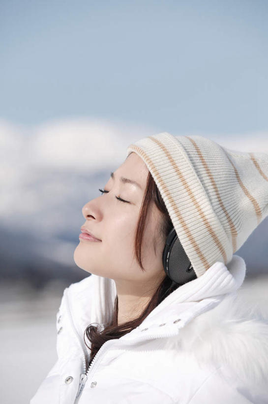 东方人,一个人,站,闭眼,笑,微笑,竖图,室外,白天,侧面,森林,山,树林,雪,雪山,植物,大雪,帽子,亚洲,仅一个年轻女性,仅一个女性,仅一个人,服装,冰,积雪,山峰,雪景,冬季,冬天,山峦,听,休闲装,黄种人,树,树木,衣服,蓝色,绿色,蓝天,天空,自然,天,站着,休闲,休闲服,寒冷,服饰,生长,成长,冰冷,滑雪帽,严寒,冰凉,酷寒,凛冽,凛凛,极冷,年轻女性,女人,女性,亚洲人,闭眼睛,闭着眼,闭着眼睛,抬头,仰头,站立,半身,彩图,捂着