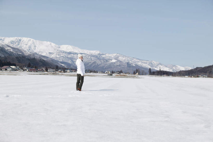 东方人,一个人,家,站,笑,微笑,露齿笑,横图,室外,白天,侧面,森林,山,树林,雪,雪山,植物,大雪,帽子,亚洲,仅一个年轻女性,仅一个女性,仅一个人,服装,房屋,屋子,冰,积雪,山峰,雪景,冬季,冬天,山峦,休闲装,黄种人,楼房,住宅,树,树木,衣服,蓝色,绿色,蓝天,天空,自然,天,站着,休闲,休闲服,寒冷,服饰,生长,成长,冰冷,滑雪帽,严寒,冰凉,酷寒,凛冽,凛凛,极冷,年轻女性,女人,女性,亚洲人,站立,彩图,全身,房子