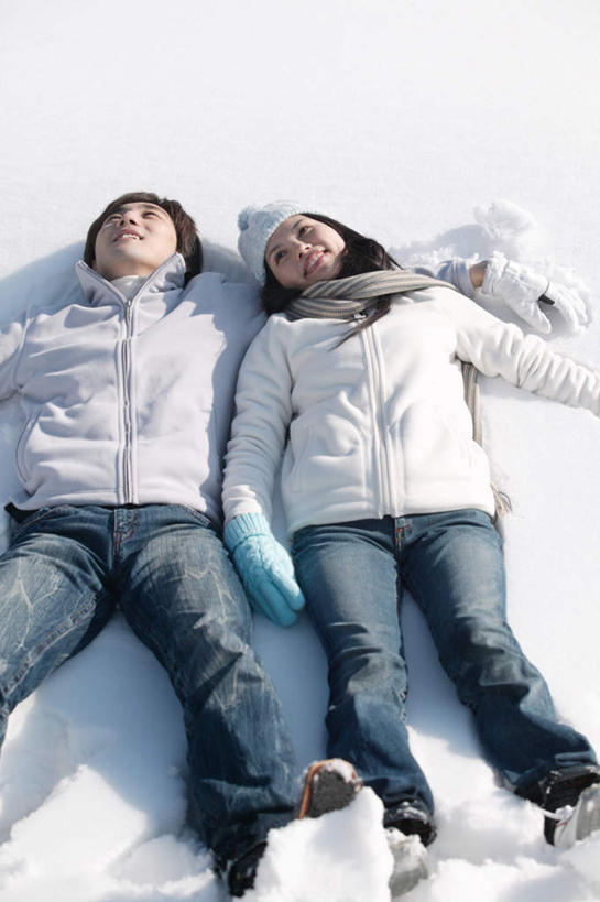 东方人,两个人,躺,闭眼,笑,微笑,露齿笑,竖图,俯视,室外,白天,爱情,雪,大雪,帽子,亚洲,伸展,服装,积雪,雪景,冬季,冬天,浪漫,休闲装,黄种人,衣服,休闲,温暖,温馨,休闲服,恩爱,寒冷,恋人,服饰,羽绒服,和睦,冰冷,滑雪帽,严寒,冰凉,酷寒,凛冽,凛凛,极冷,卧着,男人,男性,年轻男性,年轻女性,女人,女性,亚洲人,情侣,闭眼睛,闭着眼,闭着眼睛,躺着,卧,半身,彩图,高角度拍摄,伴侣,融洽