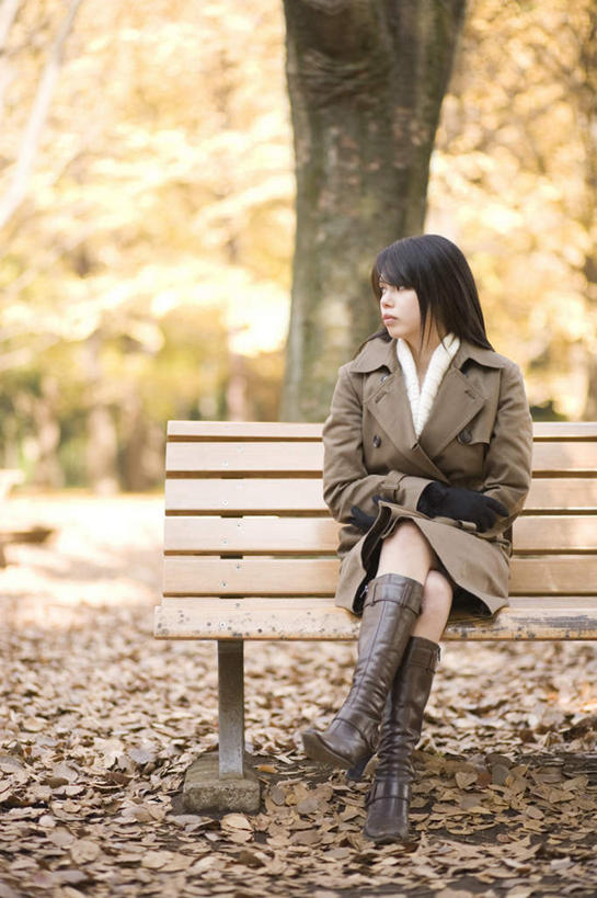 东方人,一个人,坐,竖图,室外,白天,正面,植物,叶子,椅子,亚洲,仅一个年轻女性,仅一个女性,仅一个人,服装,木椅,落叶,二郎腿,休闲装,黄种人,树,树木,衣服,绿色,自然,休闲,休闲服,服饰,生长,成长,年轻女性,女人,女性,亚洲人,叶,叶片,坐着,彩图,全身