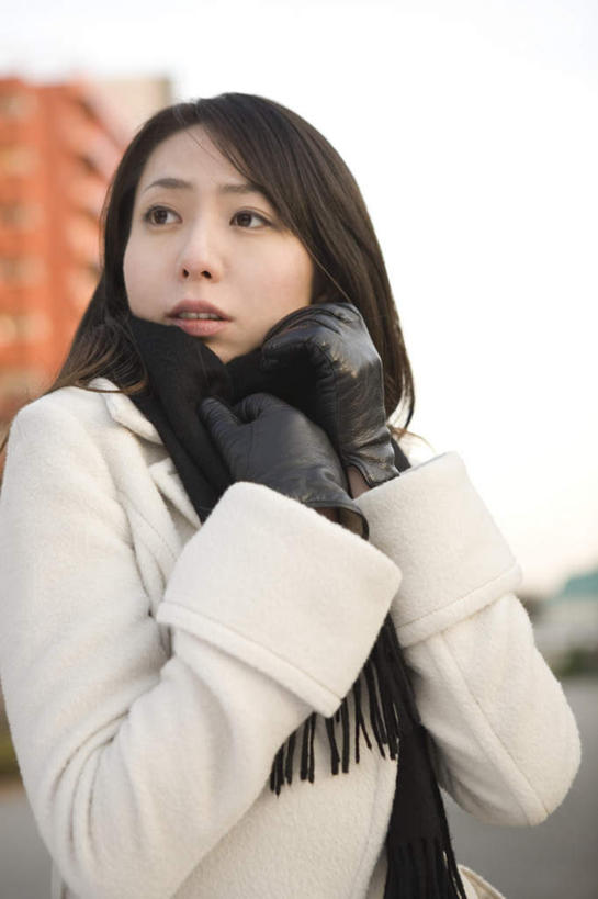 东方人,一个人,高楼大厦,站,竖图,室外,白天,正面,大厦,建筑,摩天大楼,亚洲,仅一个年轻女性,仅一个女性,仅一个人,服装,朦胧,模糊,装饰,注视,休闲装,黄种人,衣服,围巾,观察,看,站着,休闲,温暖,休闲服,服饰,围脖,观看,保暖,华丽,点缀,察看,御寒,关注,衬托,美观,雅致,雅观,年轻女性,女人,女性,亚洲人,站立,半身,彩图,大楼,高层建筑,高楼,摩天楼