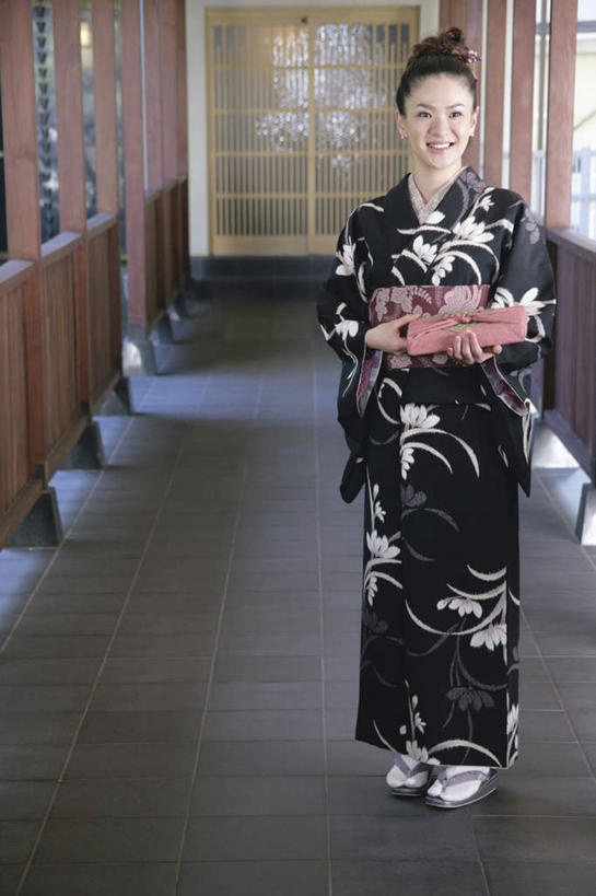 东方人,一个人,站,捧,竖图,室内,白天,正面,民族服装,礼盒,礼物,亚洲,仅一个年轻女性,仅一个女性,仅一个人,和服,服装,纸盒,走道,走廊,过道,注视,黄种人,盒子,衣服,包装盒,礼品盒,观察,看,站着,服饰,礼品,观看,察看,衣着,穿着,关注,吴服,唐草,唐花,唐锦,衣饰,年轻女性,女人,女性,亚洲人,端,端着,捧着,手捧,站立,彩图,全身,传统服装,民俗服