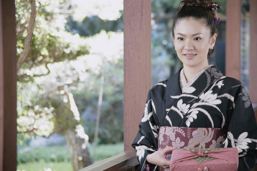 东方人,一个人,站,捧,横图,室内,白天,正面,民族服装,植物,窗户,礼盒,礼物,亚洲,仅一个年轻女性,仅一个女性,仅一个人,和服,服装,纸盒,注视,黄种人,玻璃窗,盒子,树,树木,衣服,绿色,自然,包装盒,礼品盒,观察,看,站着,服饰,礼品,生长,成长,观看,察看,衣着,穿着,关注,吴服,唐草,唐花,唐锦,衣饰,年轻女性,女人,女性,亚洲人,端,端着,捧着,手捧,站立,半身,彩图,传统服装,民俗服