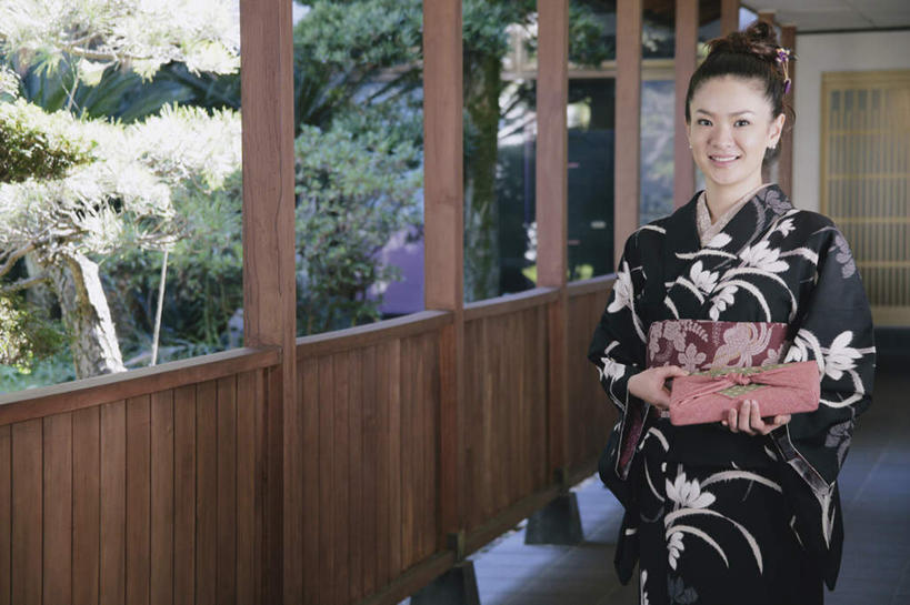 东方人,一个人,站,捧,横图,室内,白天,正面,民族服装,植物,窗户,礼盒,礼物,亚洲,仅一个年轻女性,仅一个女性,仅一个人,和服,服装,纸盒,注视,黄种人,玻璃窗,盒子,树,树木,衣服,绿色,自然,包装盒,礼品盒,观察,看,站着,服饰,礼品,生长,成长,观看,察看,衣着,穿着,关注,吴服,唐草,唐花,唐锦,衣饰,年轻女性,女人,女性,亚洲人,端,端着,捧着,手捧,站立,半身,彩图,传统服装,民俗服