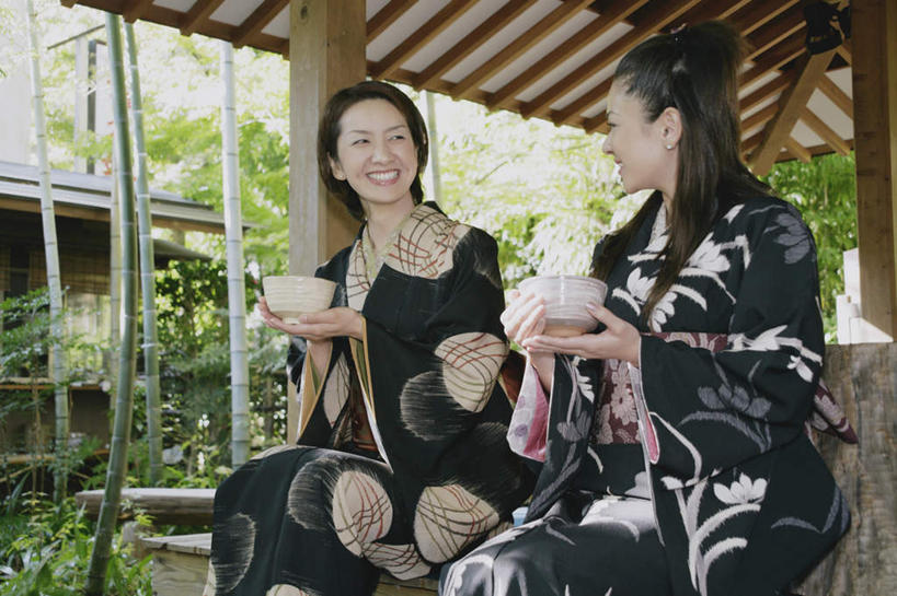 东方人,两个人,伙伴,朋友,坐,捧,横图,室内,白天,正面,民族服装,友谊,植物,道路,路,杯子,亚洲,和服,服装,瓷器,小路,咖啡杯,陶瓷制品,交通,注视,黄种人,树,树木,衣服,绿色,自然,观察,看,服饰,生长,成长,观看,察看,衣着,穿着,关注,瓷杯,吴服,唐草,唐花,唐锦,衣饰,友情,年轻女性,女人,女性,亚洲人,端,端着,捧着,手捧,坐着,半身,彩图,传统服装,民俗服