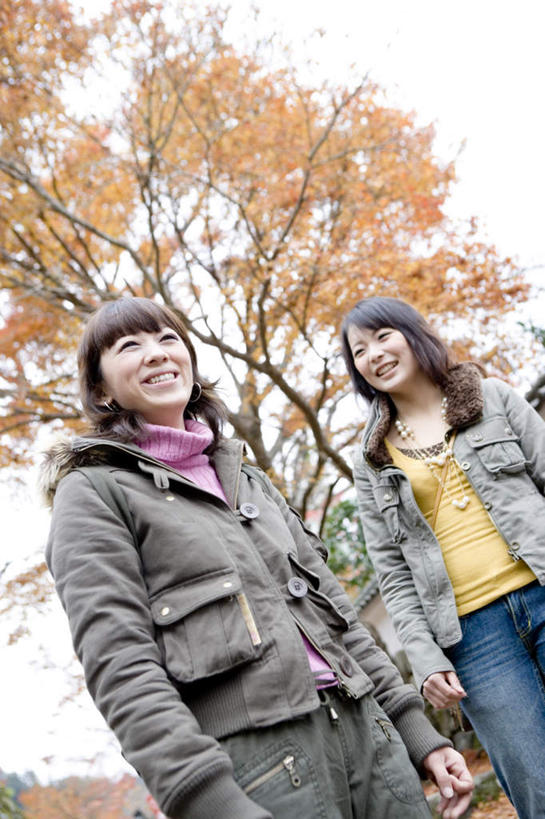 东方人,两个人,伙伴,朋友,寺庙,站,笑,微笑,露齿笑,竖图,室外,白天,仰视,旅游,度假,友谊,名胜古迹,植物,标志建筑,地标,建筑,京都,日本,亚洲,服装,节日,遗迹,燃烧,注视,休闲装,黄种人,古迹,文化,文物,娱乐,建设,古建筑,树,树木,衣服,绿色,自然,香火,庙宇,观察,看,祈祷,站着,享受,休闲,健康,休闲服,旅游胜地,放松,许愿,宗教,服饰,信仰,京都府,生长,成长,观看,纪念,祈求,察看,关注,古文明,东亚,本州,本州岛,日本国,近畿地方,近畿,三千院,左京区,平安,友情,年轻女性,女人,女性,亚洲人,站立,半身,彩图,低角度拍摄,庙,寺