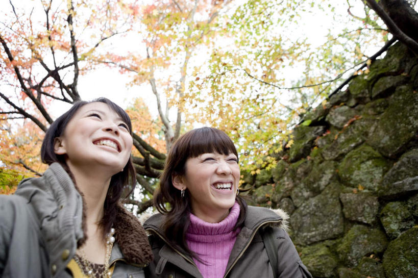 东方人,两个人,伙伴,朋友,寺庙,站,笑,微笑,露齿笑,横图,室外,白天,仰视,旅游,度假,友谊,名胜古迹,植物,标志建筑,地标,建筑,京都,日本,亚洲,服装,节日,遗迹,燃烧,注视,休闲装,黄种人,古迹,文化,文物,娱乐,建设,古建筑,树,树木,衣服,绿色,自然,香火,庙宇,观察,看,祈祷,站着,享受,休闲,健康,休闲服,旅游胜地,放松,许愿,宗教,服饰,信仰,京都府,生长,成长,观看,纪念,祈求,察看,关注,古文明,东亚,本州,本州岛,日本国,近畿地方,近畿,三千院,左京区,平安,友情,年轻女性,女人,女性,亚洲人,站立,半身,彩图,低角度拍摄,庙,寺