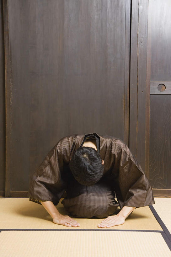 东方人,一个人,坐,竖图,室内,白天,正面,民族服装,亚洲,仅一个男性,仅一个人,弯腰,阴影,和服,光线,影子,榻榻米,注视,黄种人,仅一个年轻男性,观察,看,服饰,观看,察看,关注,吴服,唐草,唐花,唐锦,男人,男性,年轻男性,亚洲人,坐着,彩图,全身,传统服装,民俗服