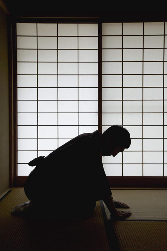 东方人,一个人,坐,竖图,室内,白天,侧面,民族服装,亚洲,仅一个男性,仅一个人,弯腰,阴影,和服,光线,影子,榻榻米,注视,黄种人,仅一个年轻男性,观察,看,服饰,观看,察看,关注,吴服,唐草,唐花,唐锦,男人,男性,年轻男性,亚洲人,坐着,彩图,全身,传统服装,民俗服