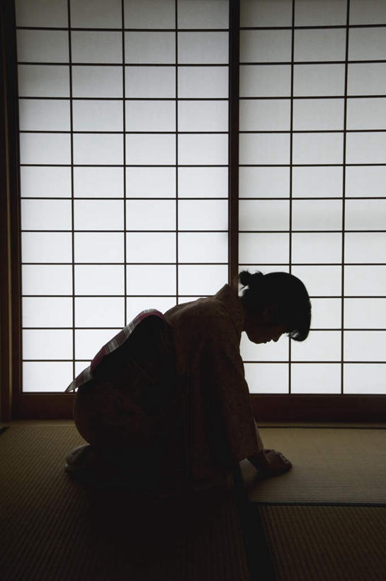 东方人,一个人,坐,竖图,室内,白天,侧面,民族服装,亚洲,仅一个年轻女性,仅一个女性,仅一个人,弯腰,阴影,和服,光线,影子,榻榻米,注视,黄种人,观察,看,服饰,观看,察看,关注,吴服,唐草,唐花,唐锦,年轻女性,女人,女性,亚洲人,坐着,彩图,全身,传统服装,民俗服