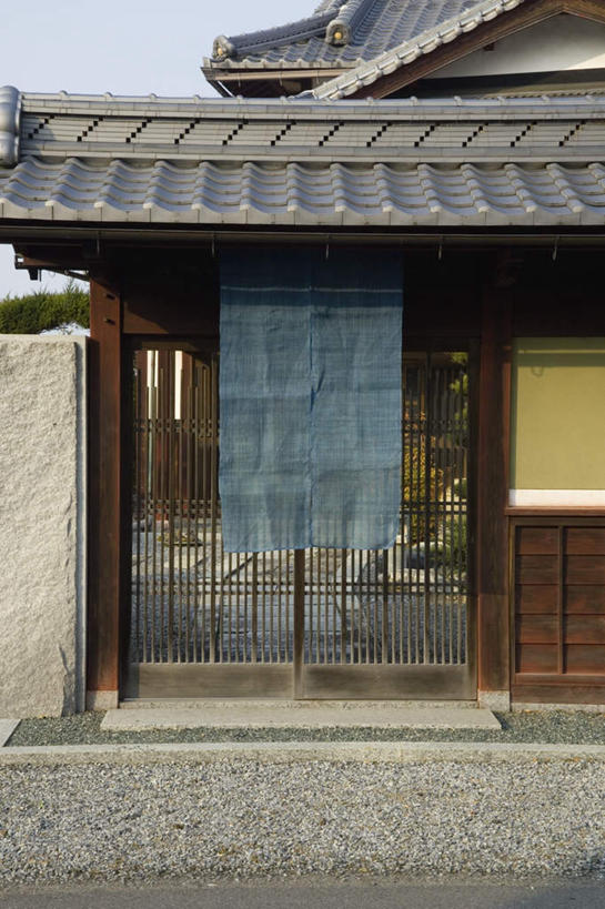 无人,家,竖图,室外,白天,正面,植物,窗帘,楼梯,装饰,房屋,阶梯,屋子,楼房,台阶,住宅,树,树木,绿色,自然,帘子,遮阳,生长,成长,华丽,修饰,点缀,衬托,美观,雅致,雅观,彩图,房子