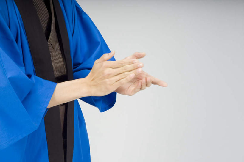 东方人,手,一个人,站,横图,室内,白天,侧面,民族服装,亚洲,仅一个男性,仅一个人,阴影,和服,光线,影子,注视,黄种人,仅一个年轻男性,观察,看,站着,手部,服饰,观看,察看,关注,吴服,唐草,唐花,唐锦,男人,男性,年轻男性,亚洲人,站立,半身,彩图,传统服装,民俗服