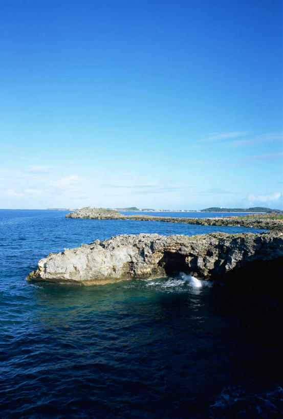 无人,竖图,室外,白天,正面,旅游,度假,海浪,海洋,石头,美景,日本,亚洲,阴影,光线,石子,影子,景观,浪花,云,云朵,云彩,娱乐,冲绳,蓝色,白云,蓝天,天空,阳光,自然,海水,天,享受,休闲,景色,放松,晴朗,冲绳县,自然风光,海景,东亚,琉球群岛,日本国,九州地方,宫古岛,宫古列岛,大海,风浪,海,海水的波动,近岸浪,石块,岩石,涌浪,晴空,彩图