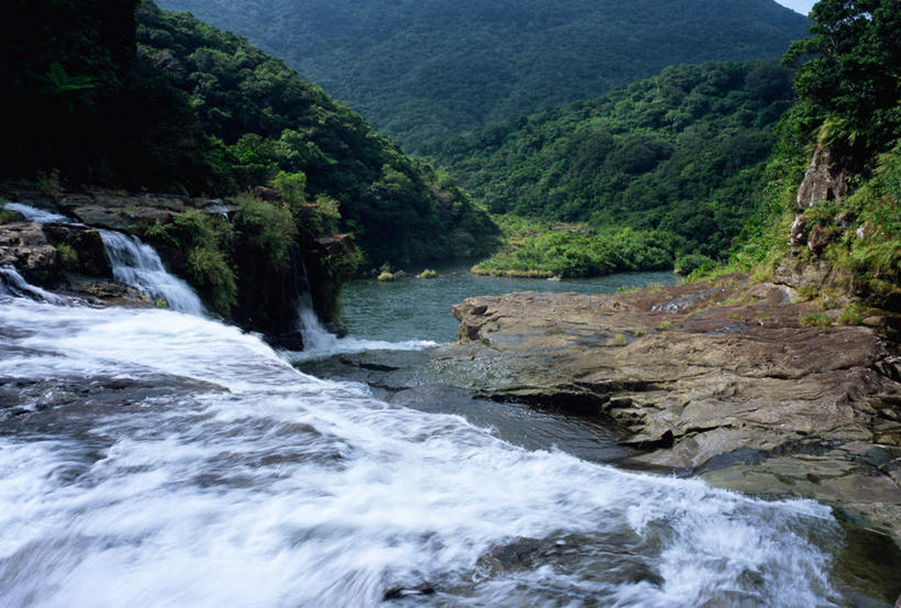 无人,横图,室外,白天,正面,旅游,度假,美景,瀑布,森林,山,树林,水,植物,日本,亚洲,飞溅,溅,液体,景观,山峰,山峦,娱乐,冲绳,树,树木,绿色,自然,享受,休闲,景色,放松,生长,成长,冲绳县,喷洒,自然风光,东亚,琉球群岛,日本国,九州地方,八重山群岛,西表岛,跌水,彩图