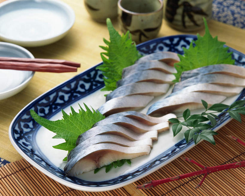 海鲜,无人,横图,俯视,室内,特写,白天,筷子,桌面,桌子,餐具,阴影,光线,木制,碟子,盘,影子,肉,鱼肉,鱼片,鲭鱼,文化,传统,水产,肉类,盘子,木制品,碟,礼节,巴浪,花巴,花池鱼,花鲱,花鳀,青花鱼,青占,鲐鲅鱼,油胴鱼,海产品,礼仪,肉食,进餐用具,彩图,高角度拍摄