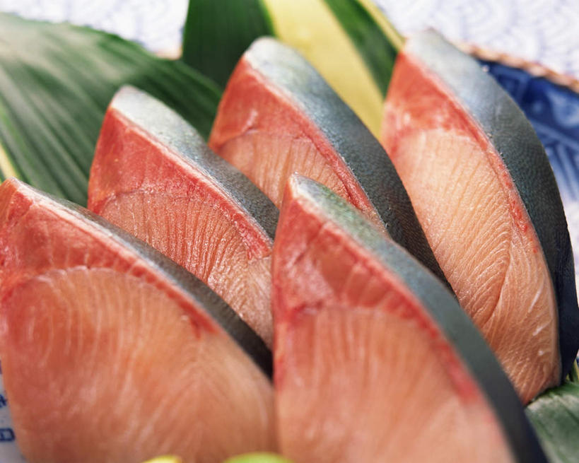 海鲜,无人,横图,俯视,室内,特写,白天,桌面,桌子,叶子,阴影,光线,木制,影子,肉,鱼肉,绿叶,水产,肉类,木制品,嫩叶,海产品,肉食,切面,叶,叶片,彩图,高角度拍摄