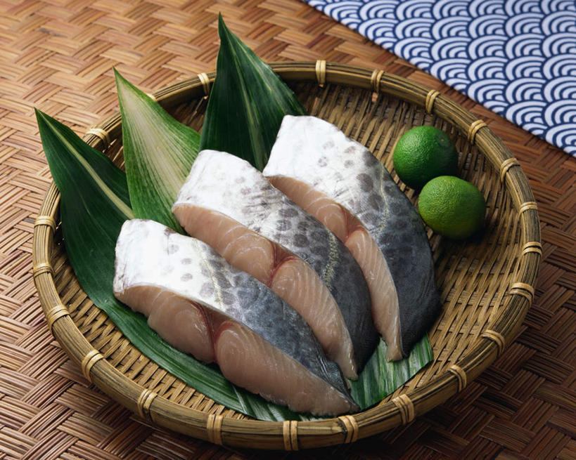 海鲜,无人,交叉,横图,俯视,室内,特写,白天,桌面,桌子,竹子,阴影,竹制,编织,光线,木制,篮子,影子,肉,鱼肉,鲭鱼,水产,肉类,木制品,容器,竹篮,竹条,巴浪,花巴,花池鱼,花鲱,花鳀,青花鱼,青占,鲐鲅鱼,油胴鱼,交织,竹制品,海产品,肉食,切面,穿插,橙子,橙,彩图,高角度拍摄