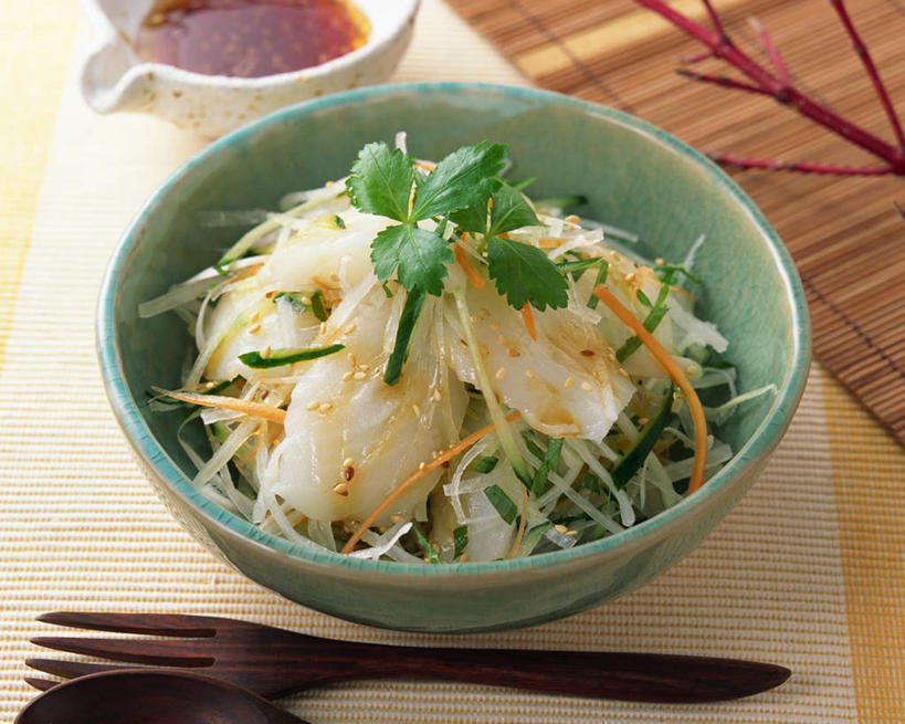 无人,横图,俯视,室内,特写,白天,烹饪,桌面,桌子,蔬菜,餐具,阴影,光线,木制,鱼,叉子,刀叉,刀子,影子,日本料理,食品,菜肴,美食,鱼类,海洋生物,食物,木制品,碗,日式料理,日式,佳肴,鲹鱼,水生动物,餐刀,水生物,海底动物,餐叉,鲹,进餐用具,烹调用具,彩图,高角度拍摄