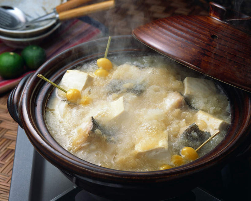 海鲜,豆腐,无人,横图,俯视,室内,特写,白天,烹饪,桌面,桌子,柠檬,萝卜,白萝卜,蔬菜,水果,切片,阴影,光线,木制,蒸汽,鱼,砂锅,影子,肉,鱼肉,日本料理,芝士粉,食品,水产,菜肴,美食,肉类,鱼类,海洋生物,食物,木制品,日式料理,日式,佳肴,豆制品,水生动物,海产品,水生物,肉食,海底动物,鳕鱼,鳘鱼,南极美露鳕,益母果,柠果,莱菔,彩图,高角度拍摄