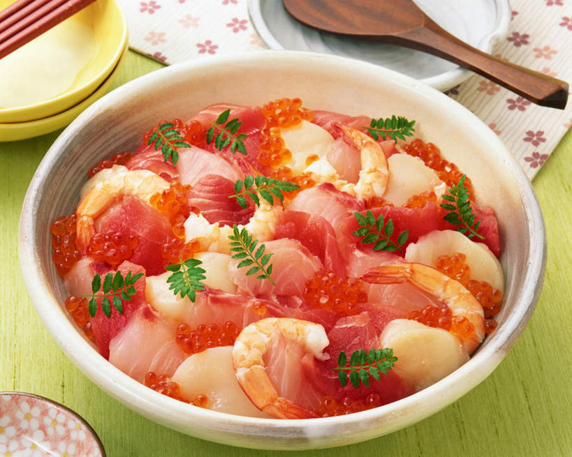 海鲜,生鱼片,无人,横图,俯视,室内,特写,白天,烹饪,桌面,桌子,餐具,阴影,光线,木制,影子,勺子,明虾,肉,鱼肉,鱼片,食品,鱼籽,水产,菜肴,美食,肉类,食物,木制品,调羹,汤匙,碗,日式,佳肴,海产品,肉食,沙西米,进餐用具,烹调用具,彩图,高角度拍摄,刺身