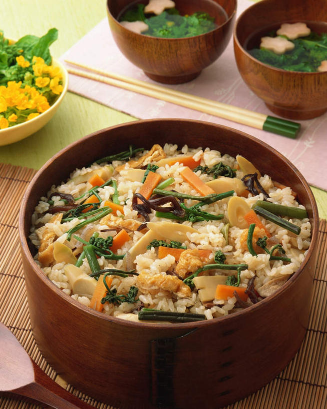 米饭,无人,竖图,俯视,室内,特写,白天,烹饪,筷子,桌面,桌子,蔬菜,餐具,阴影,光线,木制,影子,汤,日本料理,食品,饭,文化,传统,菜肴,美食,食物,木制品,碗,日式料理,日式,佳肴,礼节,礼仪,进餐用具,烹调用具,彩图,高角度拍摄