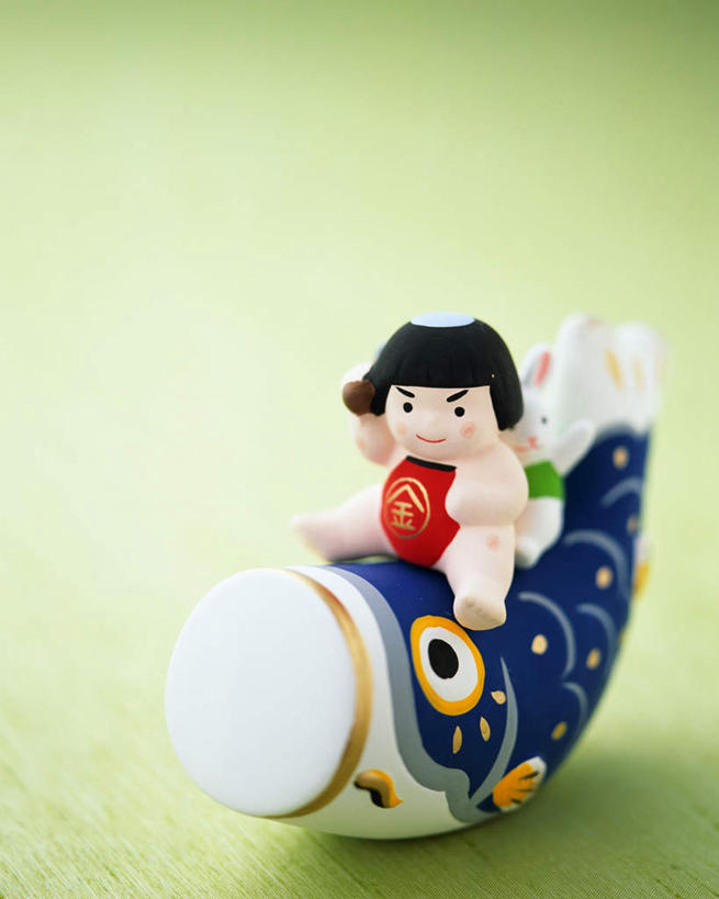 无人,竖图,俯视,室内,特写,白天,游戏,桌面,桌子,鲤鱼,玩具,绿色背景,阴影,节日,庆祝,光线,木制,娃娃,影子,玩,文化,娱乐,木制品,庆典,休闲,益智,活动,纪念,儿童节,发泄,消遣,智力,宣泄,玩耍,嬉戏,彩图,高角度拍摄