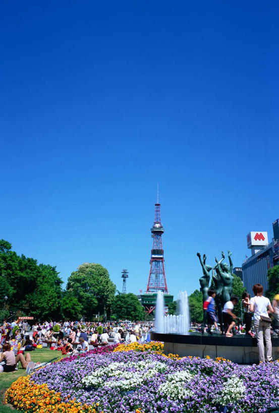 东方人,站,坐,竖图,室外,白天,正面,旅游,度假,草地,草坪,美景,树林,植物,标志建筑,地标,建筑,北海道,日本,亚洲,盛开,景观,建筑群,许多人,花蕾,注视,黄种人,娱乐,建设,草,花,花瓣,花朵,鲜花,树,树木,蓝色,绿色,蓝天,天空,自然,天,花苞,花蕊,观察,看,站着,一群人,享受,休闲,景色,放松,生长,晴朗,成长,观看,察看,关注,自然风光,东亚,万里无云,札幌,大通公园,日本国,北海道地方,北海道岛,县厅,札幌电视塔,札幌铁塔,男人,男性,女人,女性,中年男性,中年女性,亚洲人,晴空,晴空万里,站立,坐着,彩图,全身,札幌市