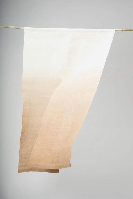 无人,竖图,室内,白天,正面,窗帘,吊挂,悬挂,阴影,灰色背景,装饰,光线,影子,挂,帘子,遮阳,摄影,影棚,华丽,修饰,点缀,衬托,美观,雅致,雅观,彩图,影棚拍摄,拍摄