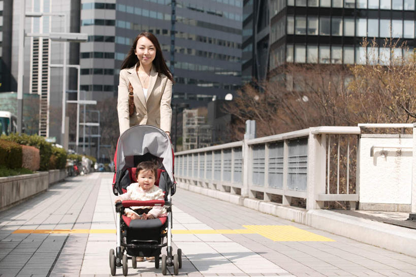 东方人,儿童,两个人,家庭,母亲,女儿,高楼大厦,栏杆,站,坐,横图,室外,白天,正面,纯洁,办公楼,大厦,道路,建筑,路,摩天大楼,写字楼,公路,亚洲,服装,围栏,交通,注视,休闲装,黄种人,护栏,车,婴儿车,小孩,衣服,楼宇,观察,看,站着,休闲,温暖,温馨,母女,一家人,休闲服,商务楼,可爱,母爱,童年,童趣,服饰,观看,和睦,察看,关注,载具,童真,烂漫,无邪,宝宝车,婴儿手推车,婴儿推车,天真,年轻女性,女孩,女人,女性,亚洲人,孩子,年轻人,马路,站立,坐着,彩图,全身,大楼,高层建筑,高楼,摩天楼,融洽,女生