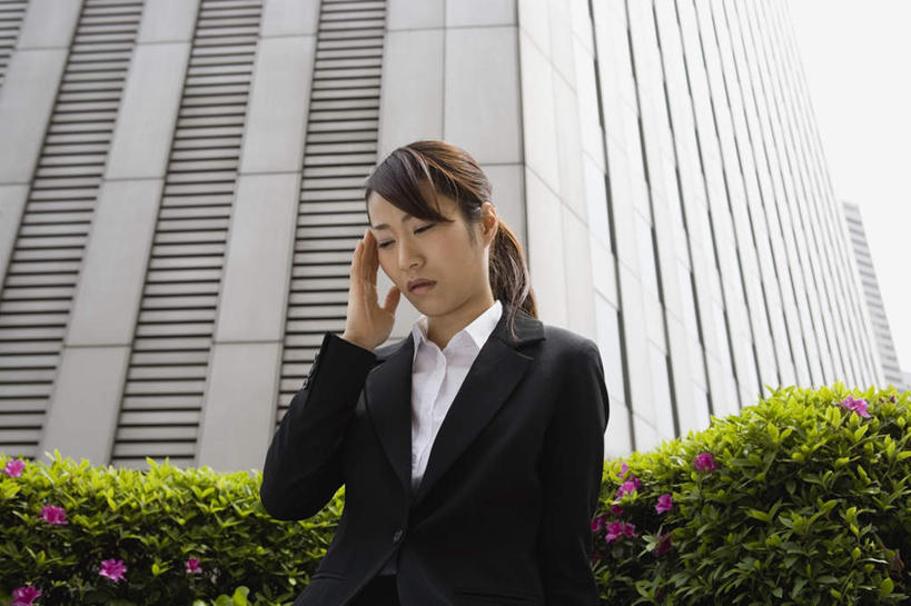 东方人,一个人,商务人士,商务女性,高楼大厦,站,横图,室外,白天,仰视,办公楼,树林,植物,大厦,建筑,摩天大楼,写字楼,亚洲,仅一个年轻女性,仅一个女性,仅一个人,套装,注视,黄种人,树,树木,绿色,自然,楼宇,观察,看,站着,商务楼,生长,成长,观看,头疼,察看,关注,商务装,工薪阶层,年轻女性,女人,女性,亚洲人,白领,上班族,半身,彩图,低角度拍摄,大楼,高层建筑,高楼,摩天楼