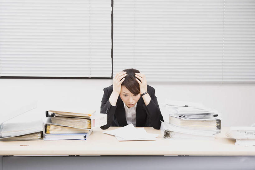 东方人,一个人,商务人士,商务女性,坐,横图,室内,白天,正面,桌子,椅子,亚洲,仅一个年轻女性,仅一个女性,仅一个人,阴影,套装,光线,影子,办公桌,文件夹,注视,黄种人,会议椅,观察,看,观看,办公椅,档案夹,察看,双手抱头,关注,商务装,资料夹,工薪阶层,文档夹,材料夹,商务椅,培训椅,年轻女性,女人,女性,亚洲人,白领,上班族,坐着,半身,彩图