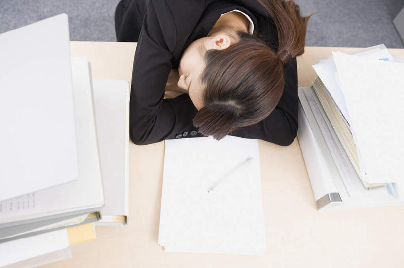 东方人,一个人,商务人士,商务女性,坐,闭眼,睡,横图,俯视,室内,白天,桌子,椅子,亚洲,仅一个年轻女性,仅一个女性,仅一个人,阴影,套装,光线,笔,影子,办公桌,文件夹,注视,黄种人,会议椅,观察,看,观看,办公椅,档案夹,察看,关注,商务装,资料夹,工薪阶层,文档夹,材料夹,商务椅,培训椅,年轻女性,女人,女性,亚洲人,白领,上班族,闭眼睛,闭着眼,闭着眼睛,困,困觉,寝息,睡觉,坐着,半身,彩图,高角度拍摄