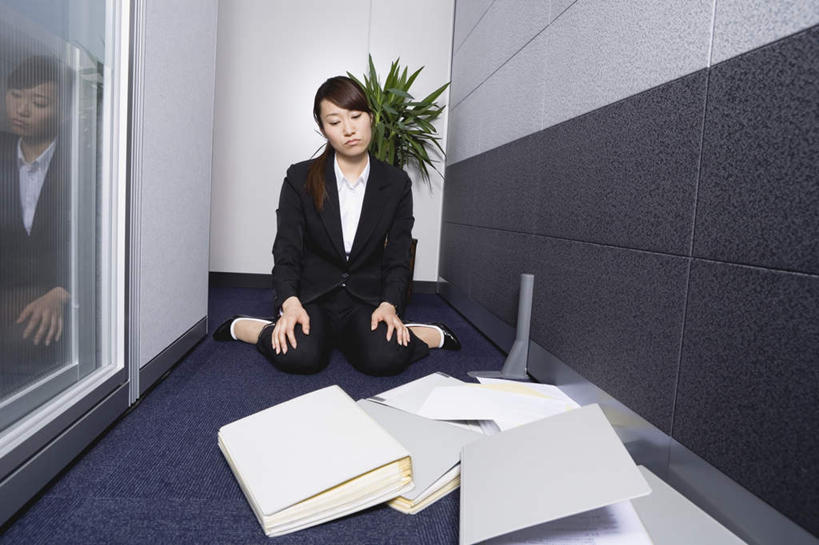 东方人,一个人,商务人士,商务女性,跪,横图,室内,白天,正面,植物,柜子,亚洲,仅一个年轻女性,仅一个女性,仅一个人,阴影,套装,光线,盆栽,影子,盆景,文件夹,注视,黄种人,绿色,自然,观察,看,生长,成长,观看,档案夹,察看,关注,商务装,资料夹,工薪阶层,文档夹,材料夹,年轻女性,女人,女性,亚洲人,白领,上班族,彩图,全身