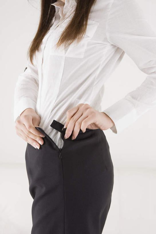 东方人,一个人,商务人士,商务女性,站,竖图,室内,白天,白色背景,正面,亚洲,仅一个年轻女性,仅一个女性,仅一个人,阴影,套装,光线,影子,拿,拿着,注视,黄种人,观察,看,站着,摄影,拉链,影棚,观看,察看,关注,商务装,工薪阶层,年轻女性,女人,女性,亚洲人,白领,上班族,站立,半身,彩图,影棚拍摄,拍摄