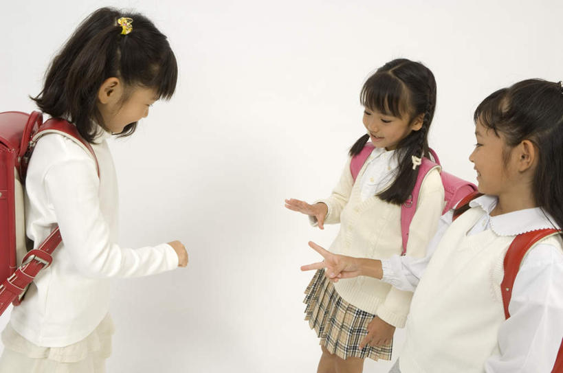 东方人,儿童,三个人,伙伴,朋友,站,横图,室内,白天,白色背景,侧面,游戏,友谊,纯洁,美景,亚洲,阴影,服装,光线,包,书包,影子,景观,玩,注视,休闲装,黄种人,娱乐,小孩,衣服,自然,背包,观察,看,站着,休闲,休闲服,景色,可爱,童年,童趣,摄影,服饰,影棚,观看,猜拳,察看,关注,自然风光,划拳,童真,烂漫,无邪,天真,友情,女孩,女人,女性,亚洲人,嬉戏,站立,半身,彩图,影棚拍摄,拍摄,双肩包,女生