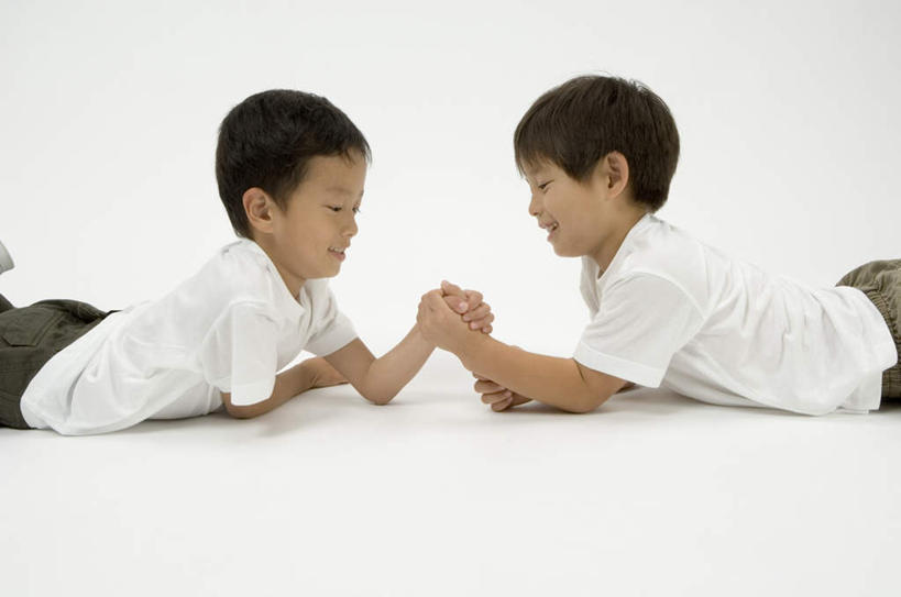 东方人,儿童,两个人,伙伴,朋友,横图,室内,白天,白色背景,侧面,游戏,友谊,纯洁,美景,亚洲,阴影,服装,光线,影子,景观,玩,注视,休闲装,黄种人,娱乐,衣服,自然,观察,看,趴着,休闲,休闲服,景色,可爱,童年,童趣,扳手腕,摄影,服饰,影棚,观看,察看,关注,自然风光,童真,烂漫,无邪,天真,友情,男孩,男人,男性,年轻男性,亚洲人,孩子,趴,嬉戏,半身,彩图,影棚拍摄,拍摄