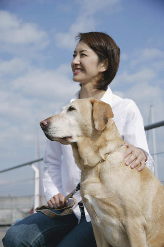 东方人,一个人,栏杆,站,竖图,室外,白天,正面,宠物,狗,亚洲,仅一个年轻女性,仅一个女性,仅一个人,阴影,服装,光线,影子,云,云朵,围栏,拿,云彩,拿着,注视,休闲装,黄种人,拉布拉多猎犬,护栏,衣服,蓝色,白云,蓝天,天空,阳光,动物,天,观察,看,站着,休闲,休闲服,可爱,服饰,晴朗,观看,察看,关注,拉布拉多犬,牵引绳,忠诚,年轻女性,女人,女性,亚洲人,晴空,犬,站立,半身,彩图